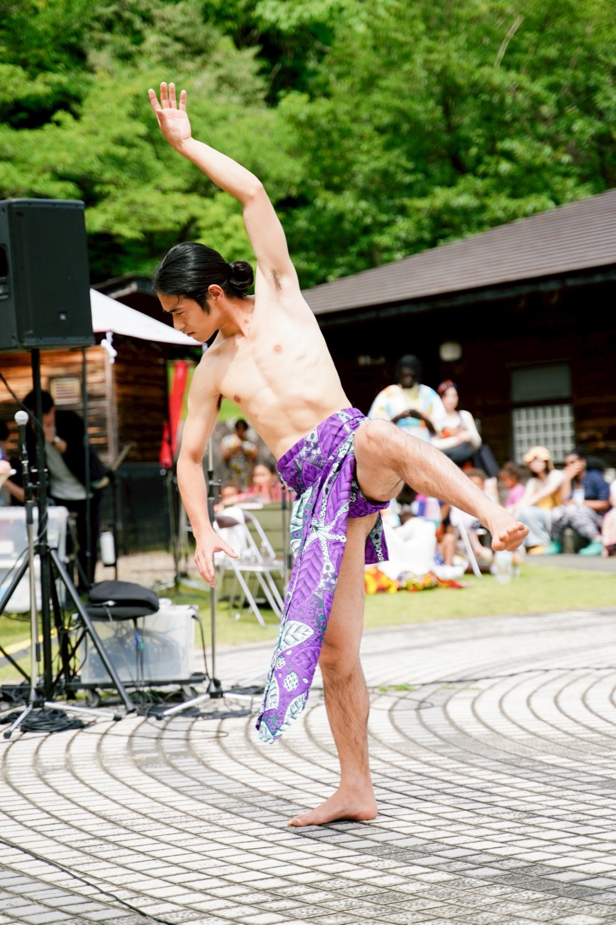 屋外舞台で脚を大きく開くMIKAGE 三影