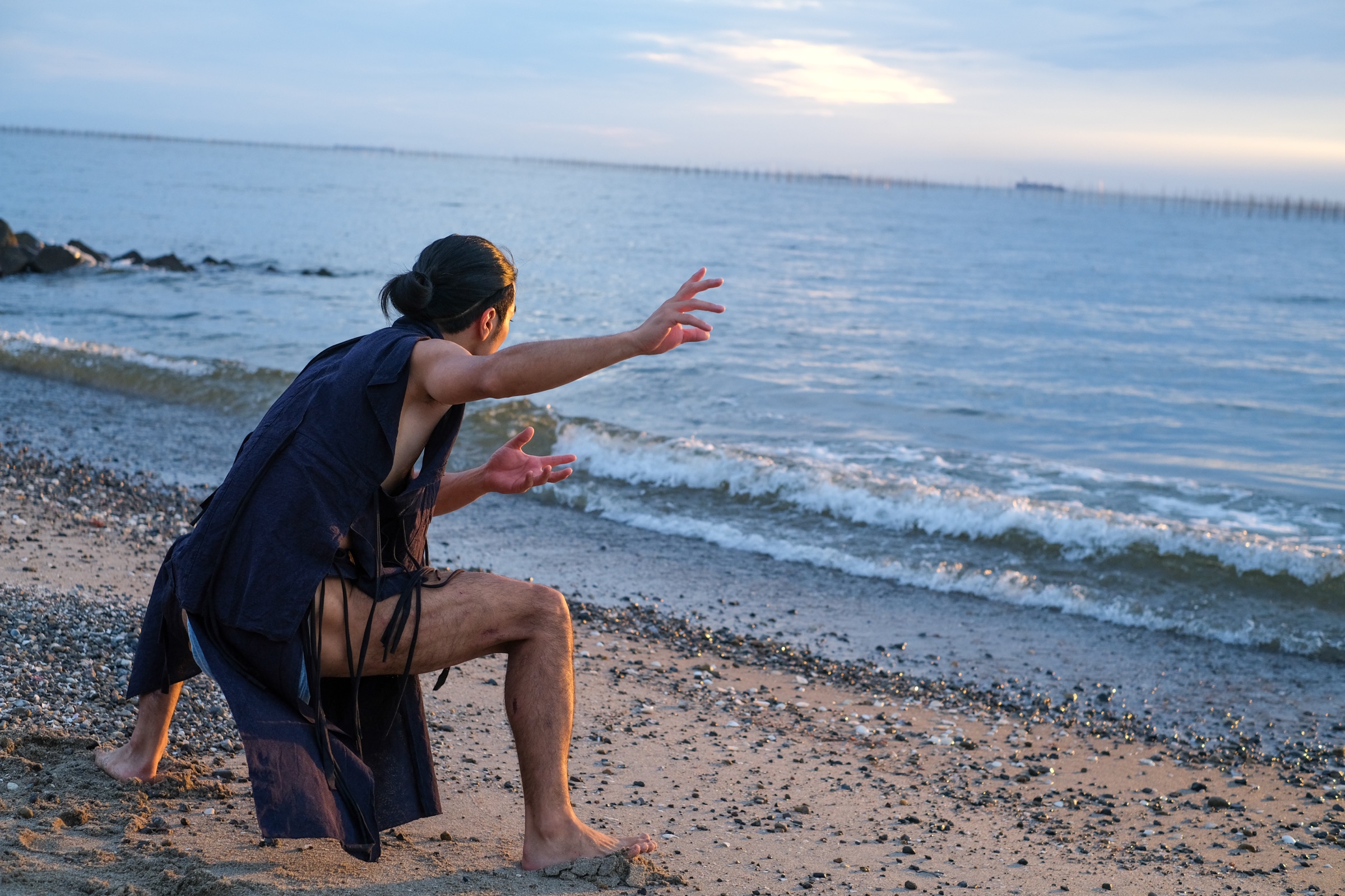 海と呼吸を合わせるように腕を伸ばすMIKAGE 三影